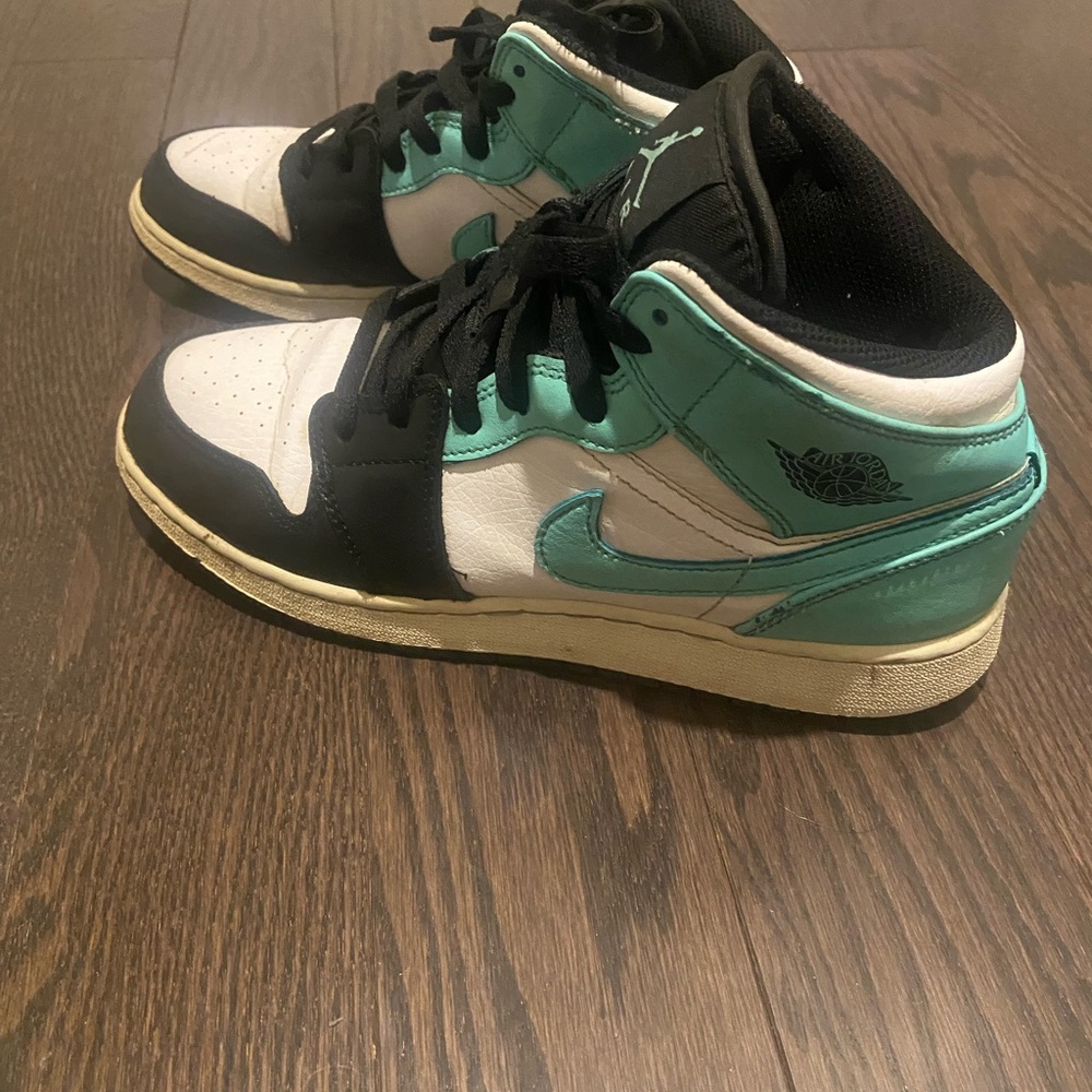Nike Green and White Sneakers Mid-Top Design